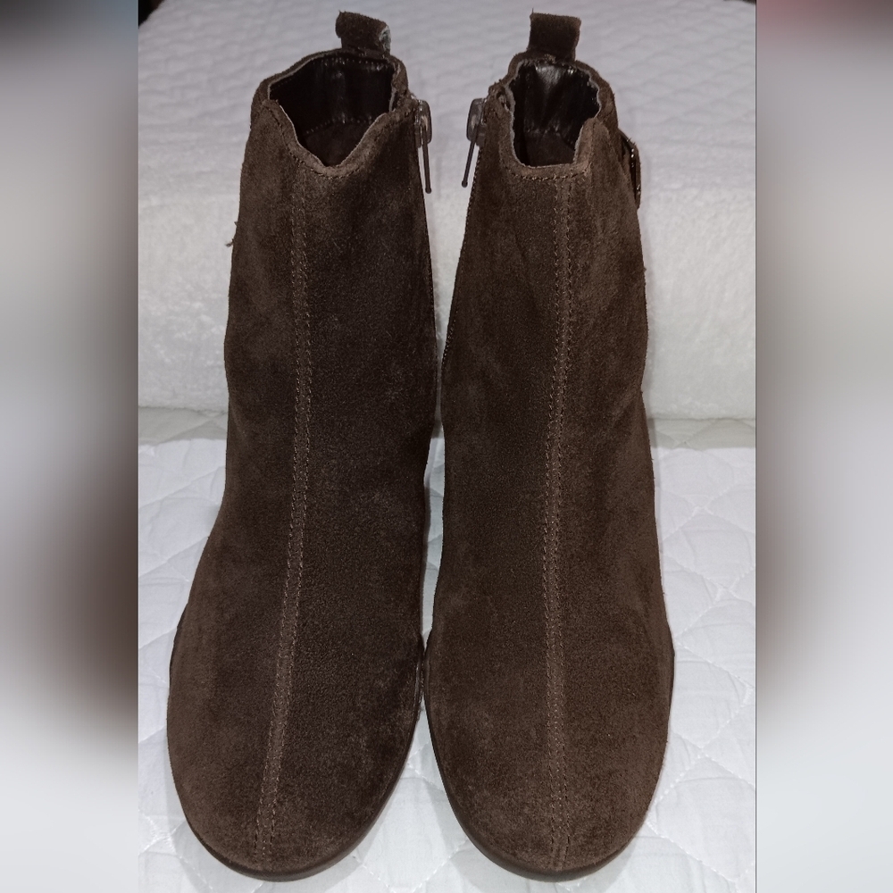AEROSOLES  Dark Brown Ankle Booties Size 6.5M